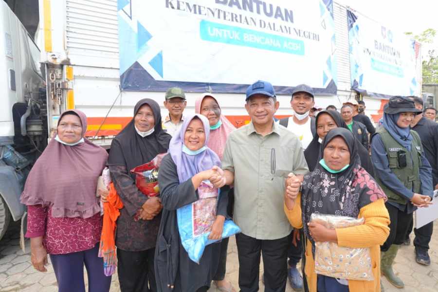 Negara Mengejar Waktu Pemulihan Bencana di 52 Daerah di Sumatera Menteri Dalam Negeri Tito Karnavian menyerahkan bantuan secara simbolis kepada korban banjir di Aceh. (Foto: Dok. Puspen Kemendagri)