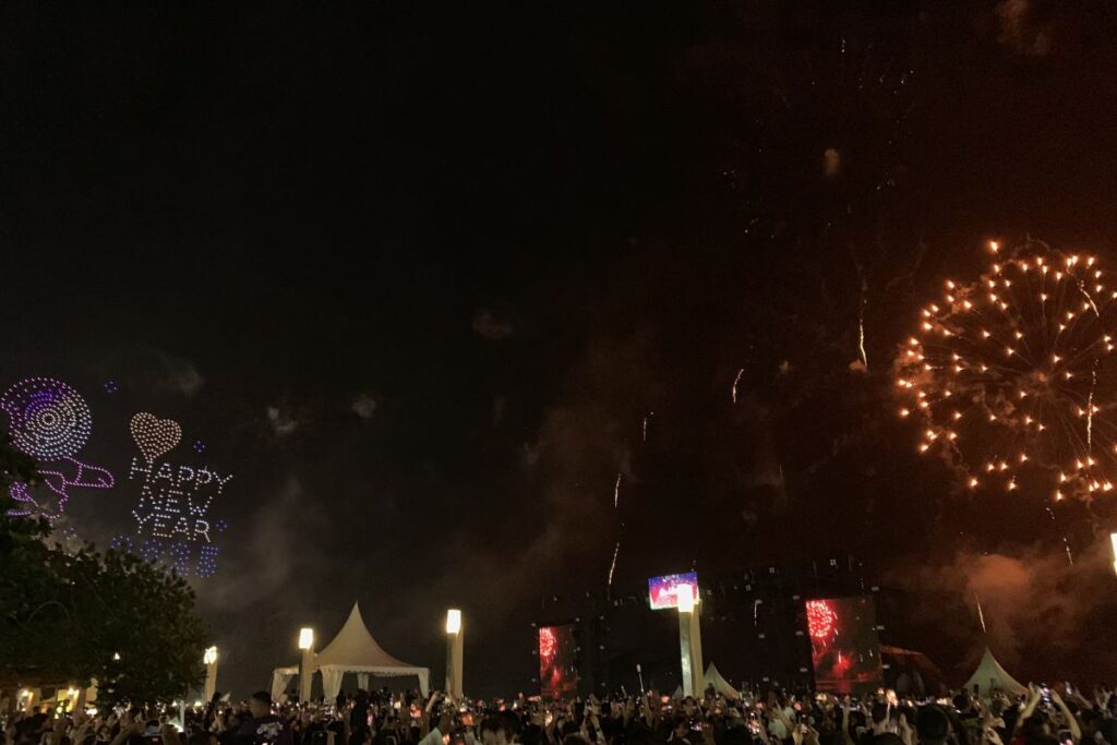 Kumpulan Ucapan Akhir Tahun 2025 dan Harapan Baru 2026: Semangat dan Kebahagiaan Atraksi drone dan pesta kembang api menghiasi langit Pantai Carnaval Ancol saat perayaan malam pergantian tahun pada Rabu (1/1/2025) dinihari. (ANTARA/Mario Sofia Nasution)