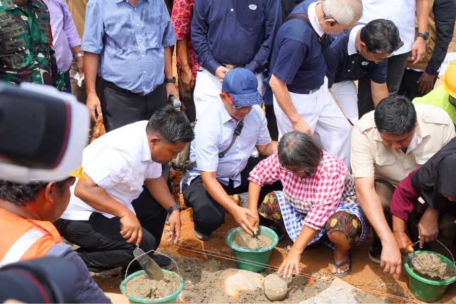 Pemerintah Percepat Renovasi Rp15 Juta hingga Hunian Tetap untuk Korban Bencana Sumatra Mendagri pada acara groundbreaking (peletakan batu pertama) Pembangunan 103 Rumah untuk Rakyat Korban Bencana di Kabupaten Tapanuli Utara, Sumatera Utara (Sumut), Minggu (21/12/2025). (Foto: Dok.Puspen Kemendagri)