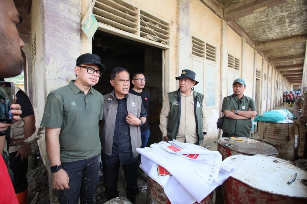 Tinjau Aceh Tamiang, Wamendagri Bima Arya: Cepat Pulihkan Layanan Publik Wakil Menteri Dalam Negeri (Wamendagri) Bima Arya Sugiarto meninjau langsung Kabupaten Aceh Tamiang, Senin (29/12/2025). Foto: Dok. Kemendagri