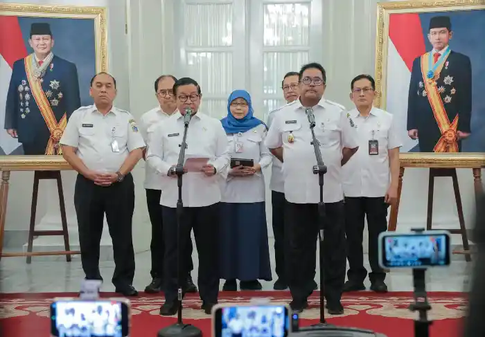 Pemprov DKI Tegaskan UMP Berlaku Meski Ditolak Buruh Caption: Gubernur DKI Jakarta Pramono Anung dan Wagub Rano Karno Saat Mengumumkan UMP 2026 Untuk Pekerja di DKI Jakarta, Rabu 24 Desember 2025. (Foto: Dok. Humas Prov. DKI Jakarta).