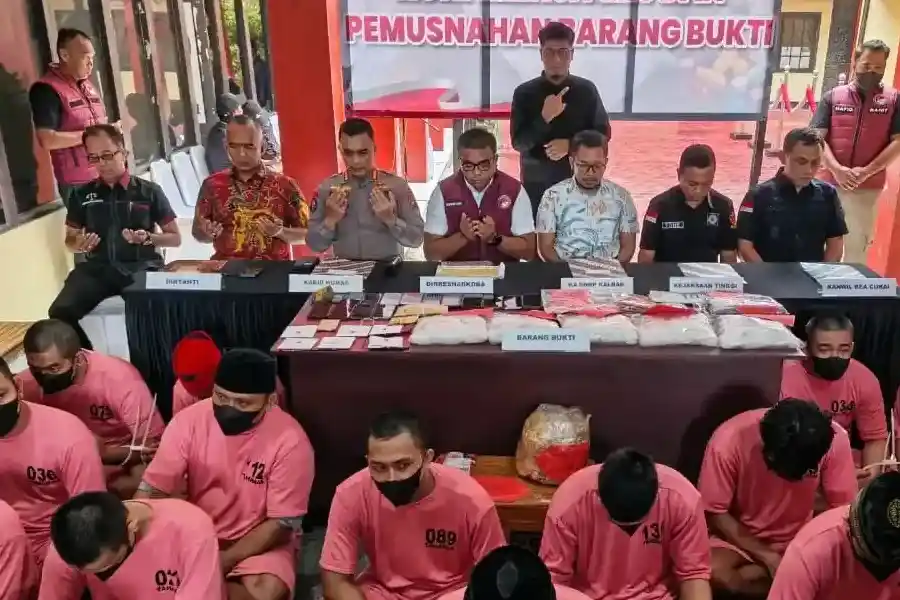 Ditresnarkoba Polda Kalbar Sita 7,9 Kg Sabu dari 24 Kasus, 9 Tersangka Residivis Ditresnarkoba Polda Kalbar mengungkap 24 kasus narkotika sepanjang Oktober–Desember 2025 dan menyita 7,9 kilogram sabu dari 30 tersangka.