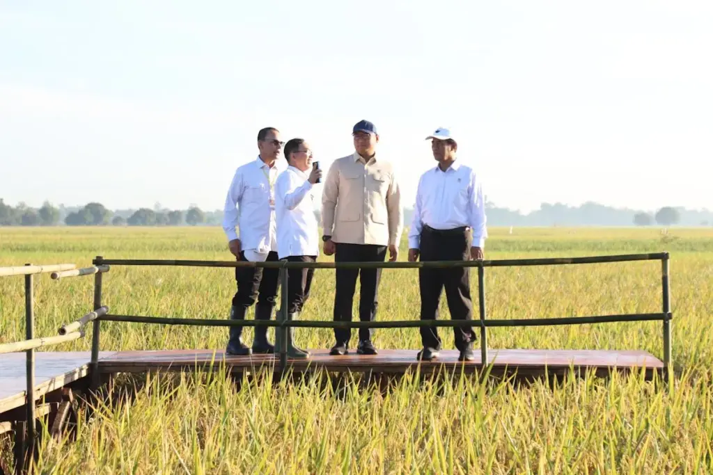 Bapanas: Indonesia Swasembada Beras, Stok Awal 2026 Tembus 12,5 Juta Ton Menteri Pertanian Andi Amran Sulaiman dan Wakil Menteri Pertanian Sudaryono (Foto: Humas Kementan)