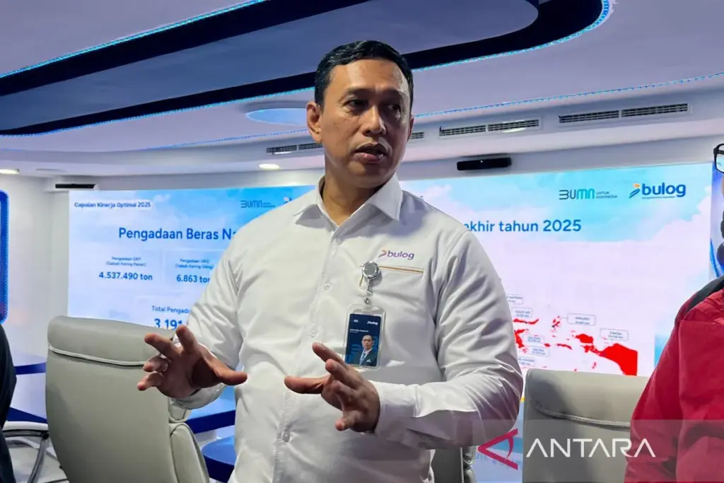 Bulog Bakal Libatkan Pemuda Karang Taruna Jadi Tim Jemput Gabah Petani Dirut Perum Bulog Ahmad Rizal Ramdhani usai jumpa pers bertajuk Capaian Krusial Bulog 2025 dan Langkah Strategis 2026 di Jakarta, Jumat (2/1/2026). (Foto: ANTARA/Harianto).