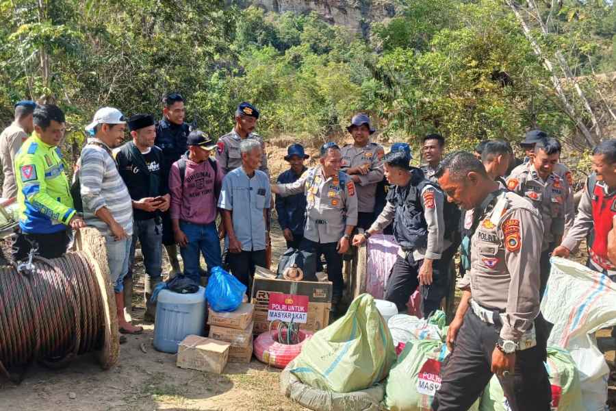Polres Aceh Tengah Salurkan Bantuan Logistik ke Desa Terisolir di Linge