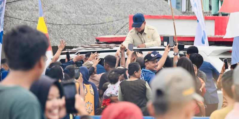 Prabowo Panen Raya di Karawang: Indonesia Berhasil Swasembada Pangan Presiden Prabowo Subianto menyapa warga sebelum acara panen raya di Karawang, Rabu, 7 Januari 2026 (Foto: Biro Pers Sekretariat Presiden)