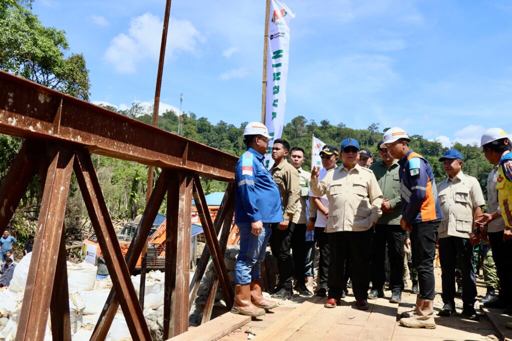 Mendagri Tito Dampingi Presiden Tinjau Progres Pembangunan Infrastruktur di Tapanuli Selatan Mendagri Tito Karnavian mendampingi Presiden Prabowo di Banda Aceh Rabu 31/12/2025. (Foto: Puspen Kemendagri)