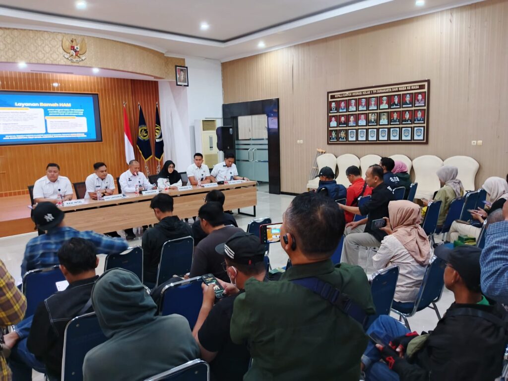 Imigrasi Surakarta Sukses Lampaui Target PNBP Hingga Dua Kali Lipat di 2025 Kantor Imigrasi Kelas I TPI Surakarta menyampaikan capaian kinerja positif sepanjang periode Januari hingga Desember 2025 di Solo, Jawa Tengah, Selasa (23/12/2025). ANTARA/Aris Wasita