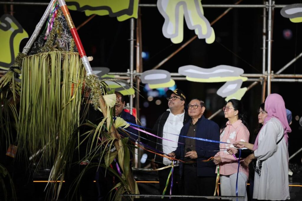 Malam Tahun Baru, Pemprov Jakarta Kumpulkan Rp3,1 Miliar untuk Korban Bencana Sumatra Gubernur DKI Jakarta Pramono Anung dan Wakil Gubernur DKI Jakarta Rano Karno menghadiri acara malam Tahun Baru di Bundaran HI, Rabu (31/12/2025) malam. (ANTARA/HO Pemprov DKI Jakarta)
