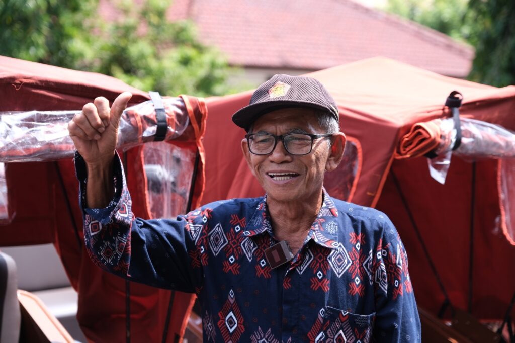 Terima Kasih Para Penarik Becak Lansia di Tuban untuk Presiden Prabowo Lansia asal Tuban yang menerima becak listrik dari Presiden Prabowo Subianto (Foto: Tim Media Presiden Prabowo)