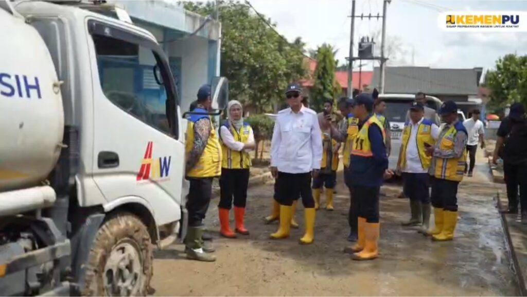 Pasokan Air Bersih Aceh Tamiang Mulai Normal Menteri PU meninjau SPAM IKK Rantau yang kembali beroperasi, menandai pulihnya pasokan air bersih Aceh Tamiang. (Foto: Kementerian PU)