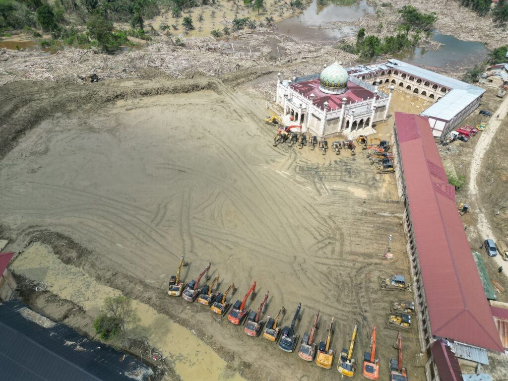 Menggapai Berkah Ramadan di Tengah Himpitan Ekonomi dan Bencana Kondisi Ponpes Darul Mukhlisin di Aceh Tamiang yang sempat tertimbun lumpur dan kayu gelondongan, kini menampakkan wajah yang lebih lega. (FOTO: Humas Bakom RI)