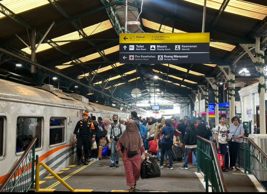 Diskon Transportasi Lebaran 2026, Kereta Api hingga Tarif Tol Penumpang kereta api memadati Stasiun Tugu Yogyakarta untuk kembali ke berbagai daerah sehari jelang akhir Angkutan Nataru pada Sabtu (3/1/2026). (Dok. Humas Daop 6 Yogyakarta)
