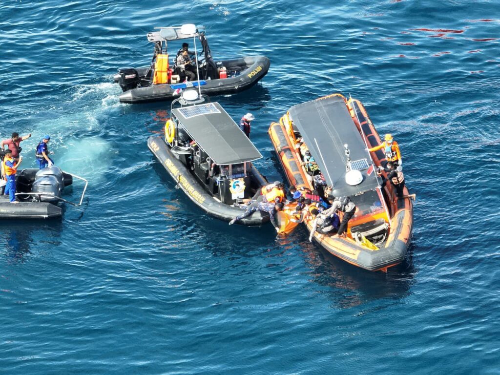 Tim SAR Temukan Jasad Pelatih Valencia Korban Kapal Tenggelam di Labuan Bajo Tim SAR mengangkat kantong berisi jenazah kapal tenggelam di Perairan Labuan Bajo, Minggu 4 Januari 2026. (Foto: Tim SAR Gabungan NTT)