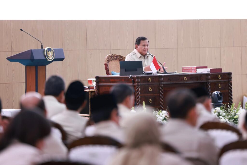 Prabowo Tekankan Lagi Strategi Transformasi Bangsa Saat Retret di Hambalang Presiden Prabowo Subianto saat Taklimat Awal Tahun di Hambalang, Selasa (6/1/2026). Foto: Sekretariat Presiden