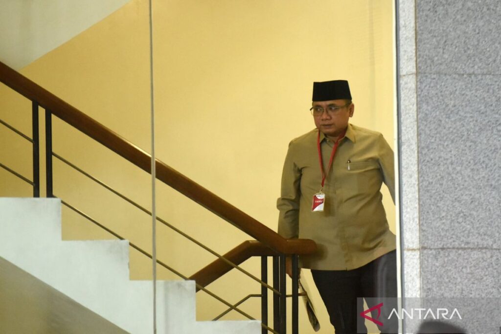 KPK Tetapkan Yaqut Cholil Qoumas Tersangka Korupsi Kuota Haji Mantan Menteri Agama Yaqut Cholil Qoumas di Gedung KPK, Jakarta, Selasa (16/12/2025). (Foto: ANTARA)