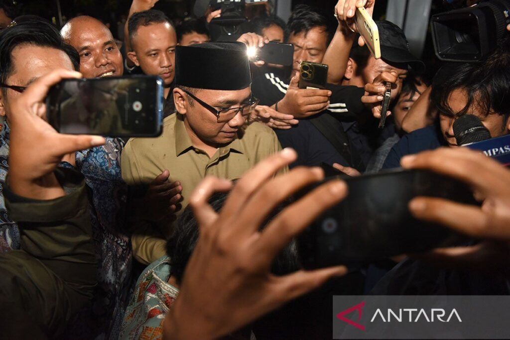 Akhirnya Terjawab! Alasan KPK Menjerat Yaqut dalam Kasus Kuota Haji Mantan Menteri Agama Yaqut Cholil Qoumas usai menjalani pemeriksaan di Gedung KPK, Jakarta, Selasa (16/12/2025) malam. (Foto: ANTARA)