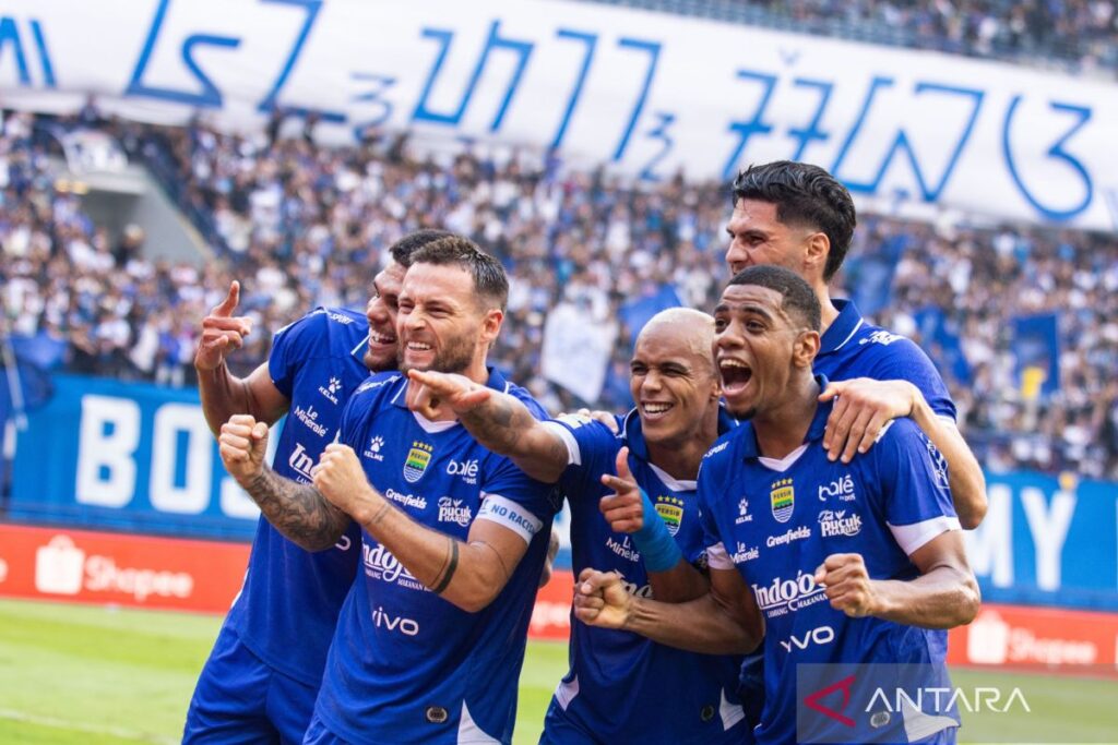 Pemain Persib Bandung berselebrasi usai mencetak gol melawan Semen Padang saat pertandingan BRI Super League 2025 di Stadion Gelora Bandung Lautan Api (GBLA), Bandung, Jawa Barat, Sabtu (9/8/2025) FOTO/Novrian Arbi/rwa.