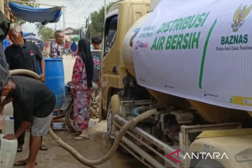 Masyarakat memanfaatkan air bersih yang disalurkan Badan Amil Zakat Nasional (Baznas) di Aceh Tamiang. (Foto: Baznas RI)