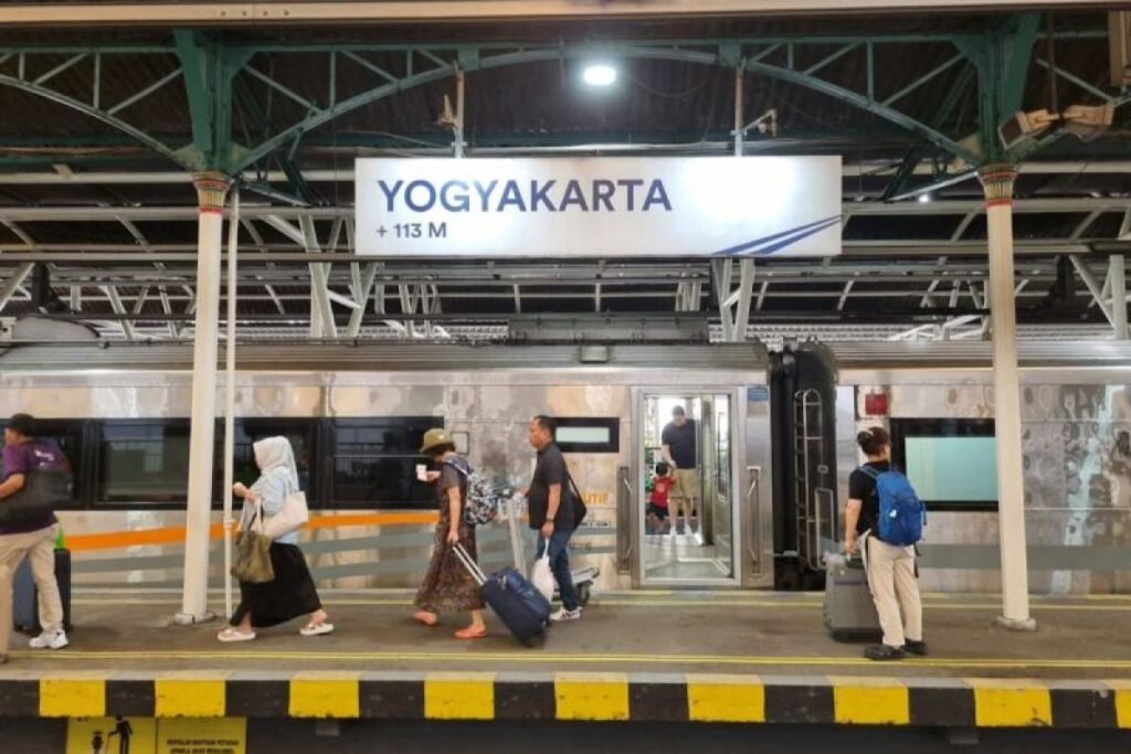 Sejumlah orang berjalan di samping kereta api yang ada di Stasiun Yogyakarta. ANTARA/HO-Humas KAI.