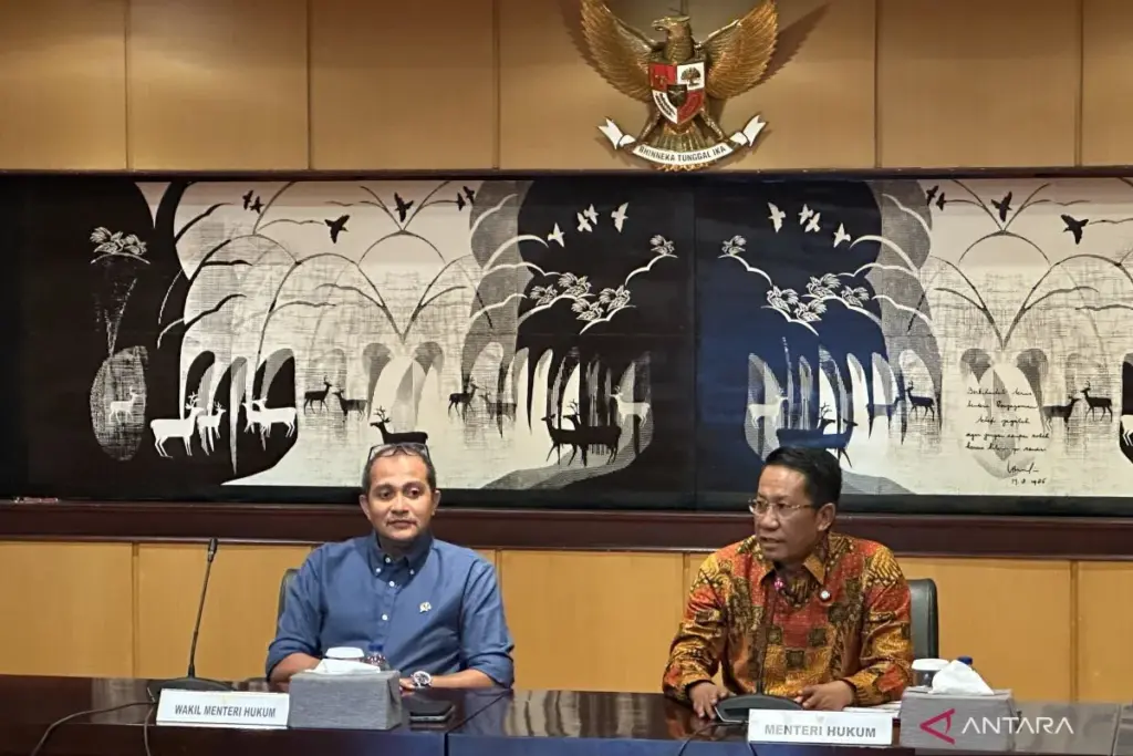 Menteri Hukum Supratman Andi Agtas bersama Wamenkum Edward Omar Sharif Hiariej memberikan keterangan pers di Gedung Kemenkum, Jakarta, Senin 5 Januari 2026. (Foto: ANTARA/Rio Feisal)