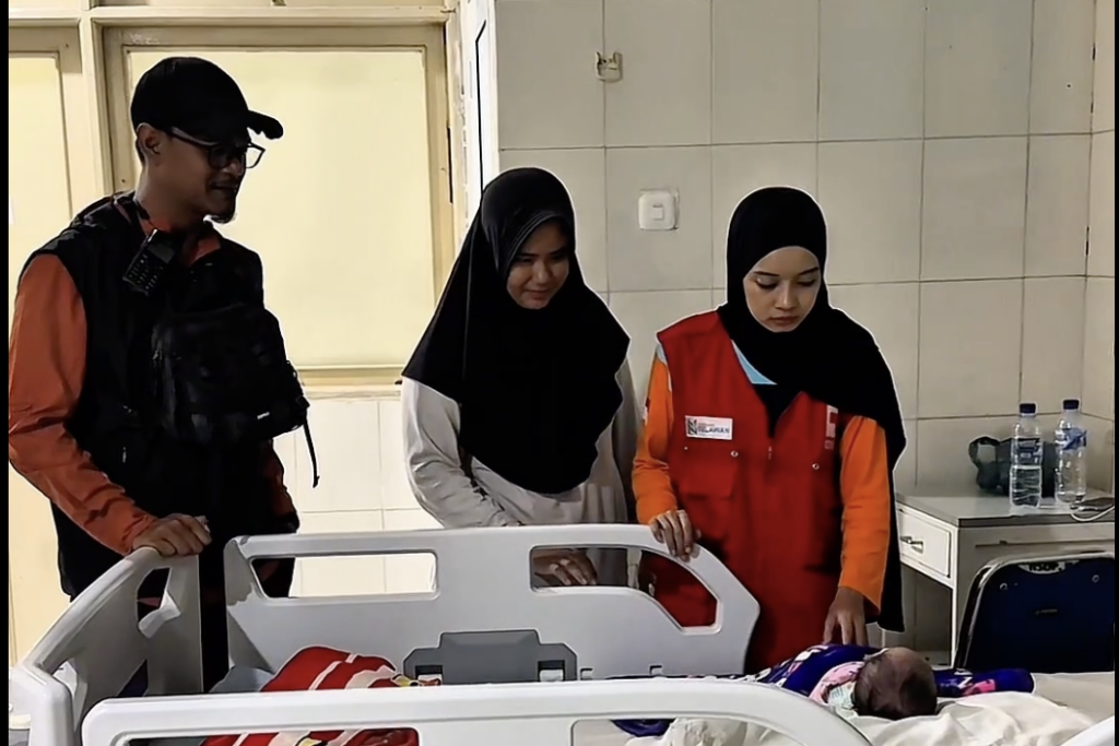 Bayi berumur dua minggu yang lahir dengan cedera tulang bahu dievakuasi dari pengungsian di Aceh Tamiang ke RS di Medan (Foto: tangkapan layar)