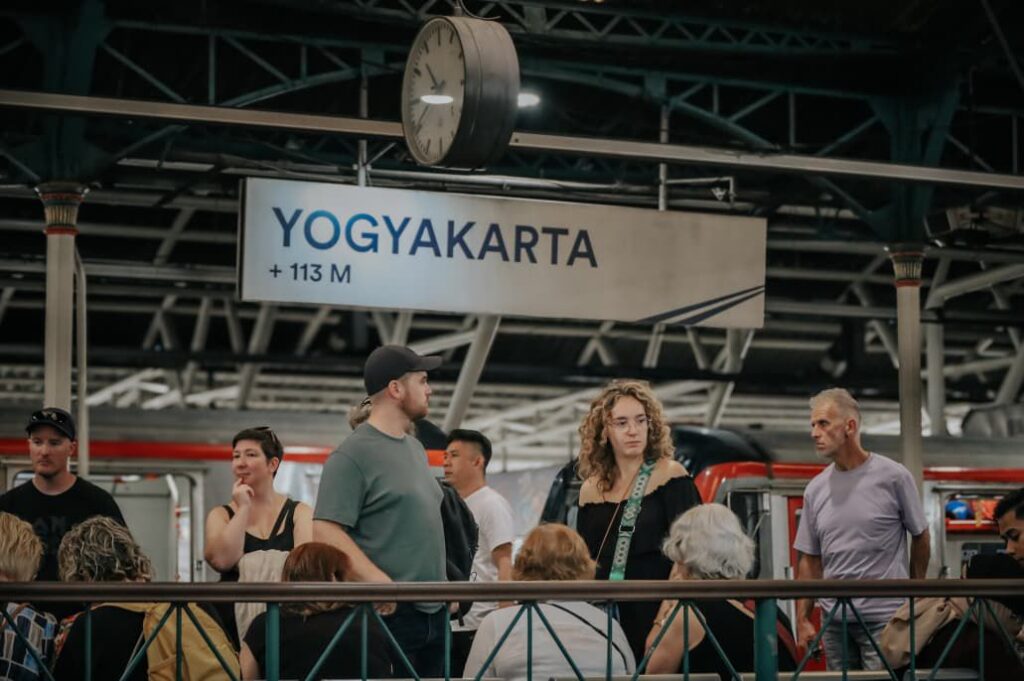 Wisatawan mancanegara menunggu kereta di Stasiun Yogyakarta (Foto: KAI Daop 6 Yogyakarta)